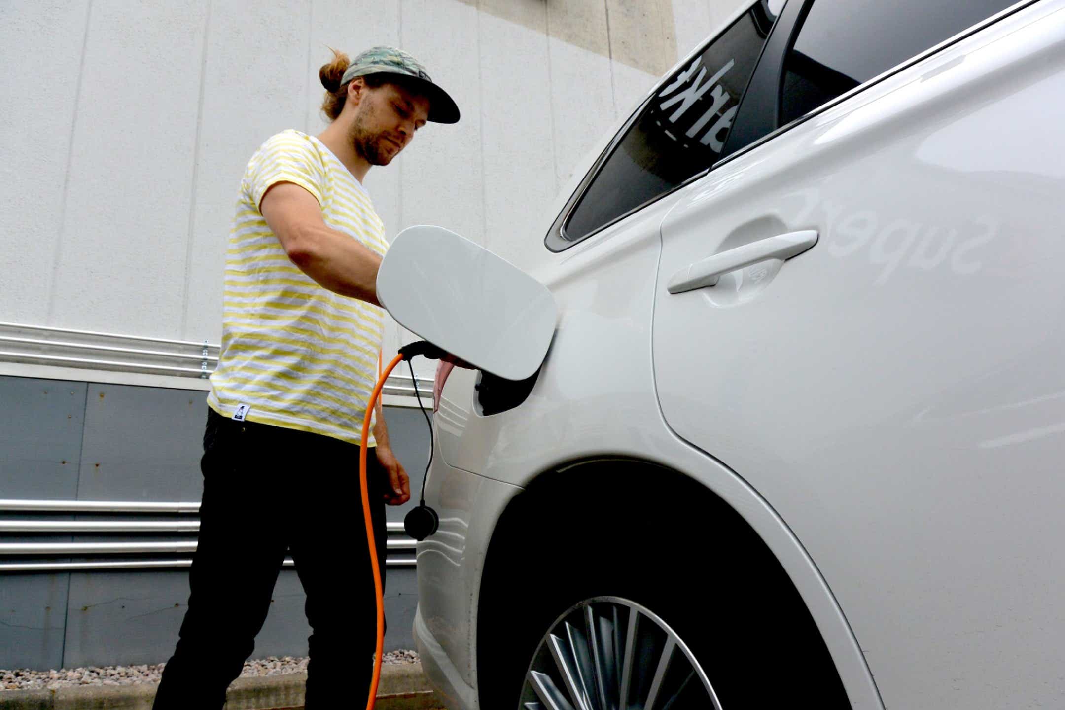 mitsubishi-outlander-phev-lataaminen
